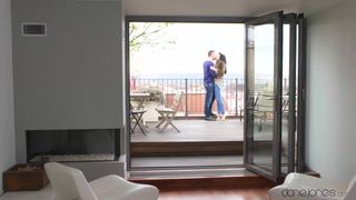 Heiße Brünette hat einen romantischen leidenschaftlichen Sex