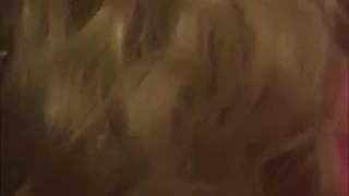 Unterwürfiger Typ mit Perücke lutscht Schwanz