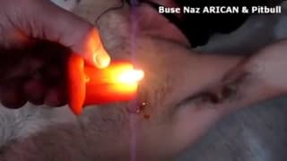 Maskierter Mann wird von einem Kerl beherrscht Maskierter Mann wird von einem Kerl beherrscht