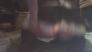 Das Dienstmädchen reitet auf einem Dildo