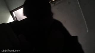 Shemale Brünette genießt ihren Handjob im Badezimmer