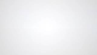 Eine reife Frau bietet sich einer Gruppe von Männern an, die jünger sind als sie selbst