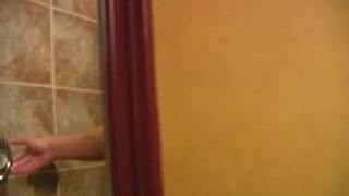 Mishka will vorm Duschen noch Abkleckern