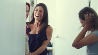 Zwei Lesben entdecken ihre Freundin beim Masturbieren