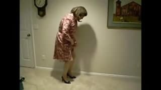 Dieser Mann liebt die schönen Kleider der Frau