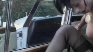 Die reife Brünette lutscht und fickt im Auto Die reife Brünette lutscht und fickt im Auto