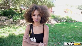 Cecilia lion deepthroats ein groß thick weiß schwanz bis er cums auf sie