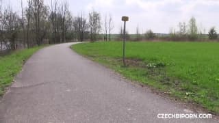 Sehen Sie sich dieses bisexuelle Outdoor-Trio an.