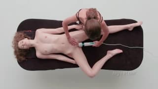 Lesbische Masseurin löst endlose Orgasmen bei nasser Muschi aus