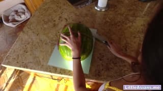 Die asiatische Teen Vina Sky nimmt den Schwanz