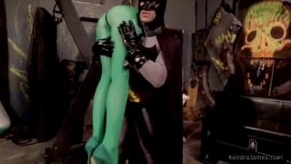 Batman dominiert Poison Ivy und ihren Arsch Batman dominiert Poison Ivy und ihren Arsch
