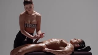 Eine verspielte Penismassage durch eine heiße Brünette Eine verspielte Penismassage durch eine heiße Brünette