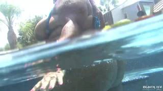 Eine fette schwarze Frau wird nach einer Massage im Pool gefickt