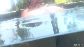 Eine fette schwarze Frau wird nach einer Massage im Pool gefickt