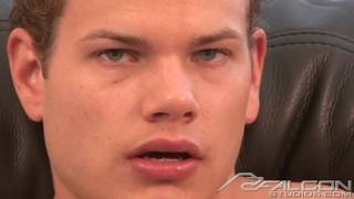 Ein Kerl mit Sixpack beim Handjob mit sich Ein Kerl mit Sixpack beim Handjob mit sich