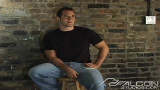 Süsser Kerl holt zum ersten Mal einen runter