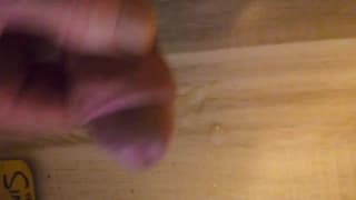 Sexy Kerl ejakuliert vor seinem Computer