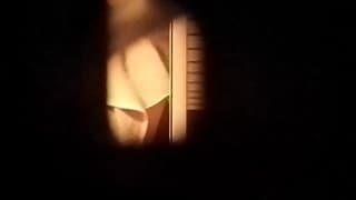 Er filmt eine nackte Frau durch das Schlüsselloch... Er filmt eine nackte Frau durch das Schlüsselloch...