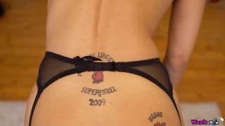 Jennifer Keellings hat Spaß an der Pole-Dance-Stange Jennifer Keellings hat Spaß an der Pole-Dance-Stange