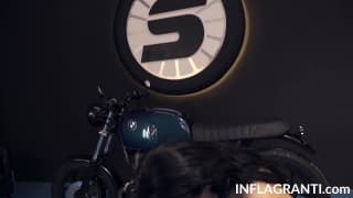 Deutsche MILF macht ein Fotoshooting in Latex