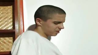 Geiler Blowjob zwischen zwei hübschen Boys Geiler Blowjob zwischen zwei hübschen Boys