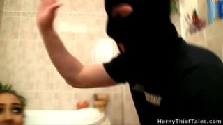 2 Einbrecher dringen in das Haus von Kitty ein 2 Einbrecher dringen in das Haus von Kitty ein