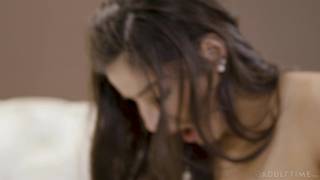 Lesbe sitzt auf dem Gesicht und wird geleckt