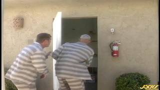 Während wir uns vor den Bullen verstecken, lutschen wir Schwänze