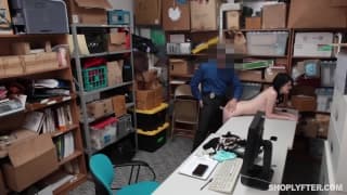 Das Luder wurde beim Shopliften ertappt