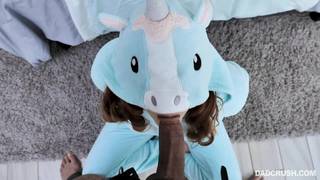 Stephie in ihrem Einhorn-Pyjama fickt ihren Stiefvater Stephie in ihrem Einhorn-Pyjama fickt ihren Stiefvater