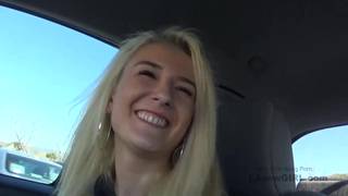 Die neue dünne Blondine lutscht bei Casting den Schwanz