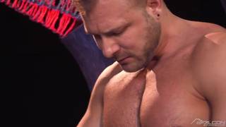 Junger Kerl bekommt's, einen muskulösen DILF zu bedienen