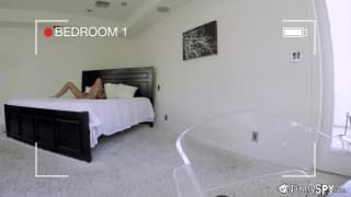 Alter Bastard spioniert das neue Kindermädchen aus, eine Brünette