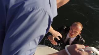 Er fiel aus dem Boot und ließ sich den Schwanz lutschen