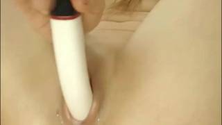 Ein Amateur-Squirter, der in Wellen fließt