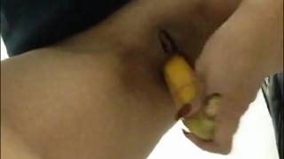 Cameuse LiraShel setzt eine Banane in ihre Muschi