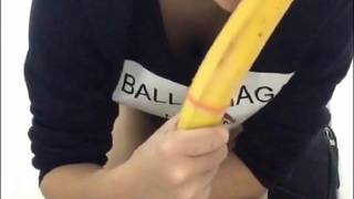 Cameuse LiraShel setzt eine Banane in ihre Muschi