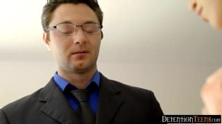 Anwalt hilft kleinem, aber rücksichtslosem Teenager-Mädchen