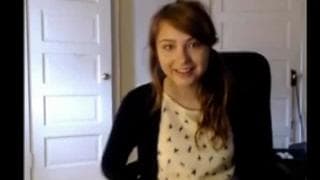 Sie zeigt große Titten und haarige Muschi vor der Webcam Sie zeigt große Titten und haarige Muschi vor der Webcam