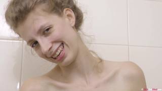 In der Dusche sehen wir Alice urinieren, um Wasser zu sparen. In der Dusche sehen wir Alice urinieren, um Wasser zu sparen.