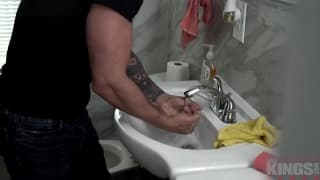 Jaimie Vine wird in ihrem eigenen Badezimmer gefickt Jaimie Vine wird in ihrem eigenen Badezimmer gefickt