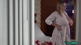 Wunderbare große Brüste von sexy Vivian Blush Wunderbare große Brüste von sexy Vivian Blush