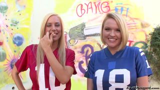 Ein harter Schwanz in den Arsch von zwei heißen Blondinen