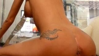 Amateur, der einen Dildo benutzt, um sich selbst auf der Cam zu ficken Amateur, der einen Dildo benutzt, um sich selbst auf der Cam zu ficken