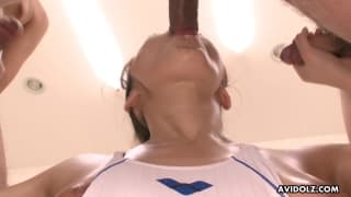 Die Jungs spielen mit einer asiatischen Schlampe wie mit einer Puppe Die Jungs spielen mit einer asiatischen Schlampe wie mit einer Puppe