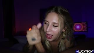 Blonde Teenie gibt diesem Kerl einen verrückten Blowjob in der Dunkelheit Blonde Teenie gibt diesem Kerl einen verrückten Blowjob in der Dunkelheit