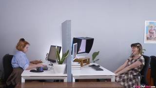 Im Büro masturbieren die Lesben Luci und Willow Im Büro masturbieren die Lesben Luci und Willow