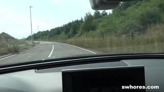 Rebecca lutscht einem Typen im Auto einen Schwanz Rebecca lutscht einem Typen im Auto einen Schwanz