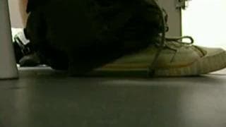 Amateurzwinkern in der öffentlichen Toilette beim Saugen