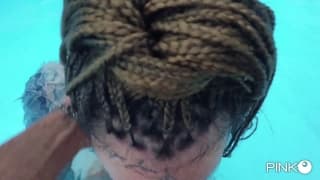 Tätowierte Nymphomanin in einem intensiven Outdoor-Sex-Porno